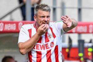 开云体育官网-科隆主帅夸斯尼奥克在客场作战时穿了一件球队主场球衣指挥比赛